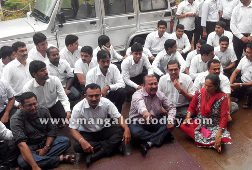 Lawyers allege assault on colleague by Kadri cop ; stage flash protest 1
